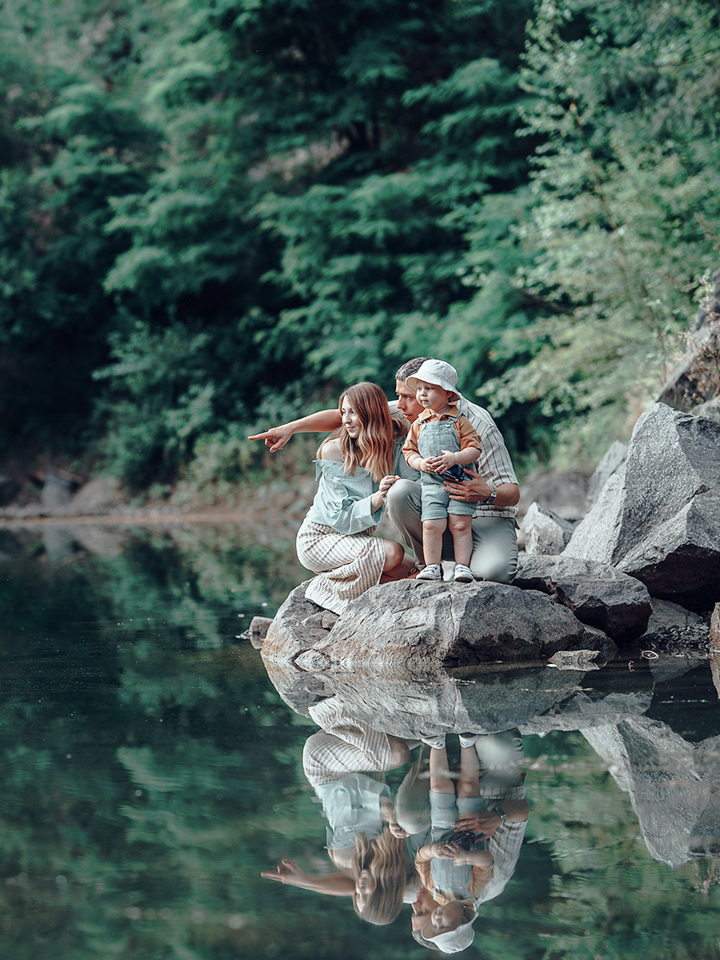 Familienfotoshooting mit Babybauch am Waldsee – Mutter, Vater und Kleinkind in idyllischer Natur