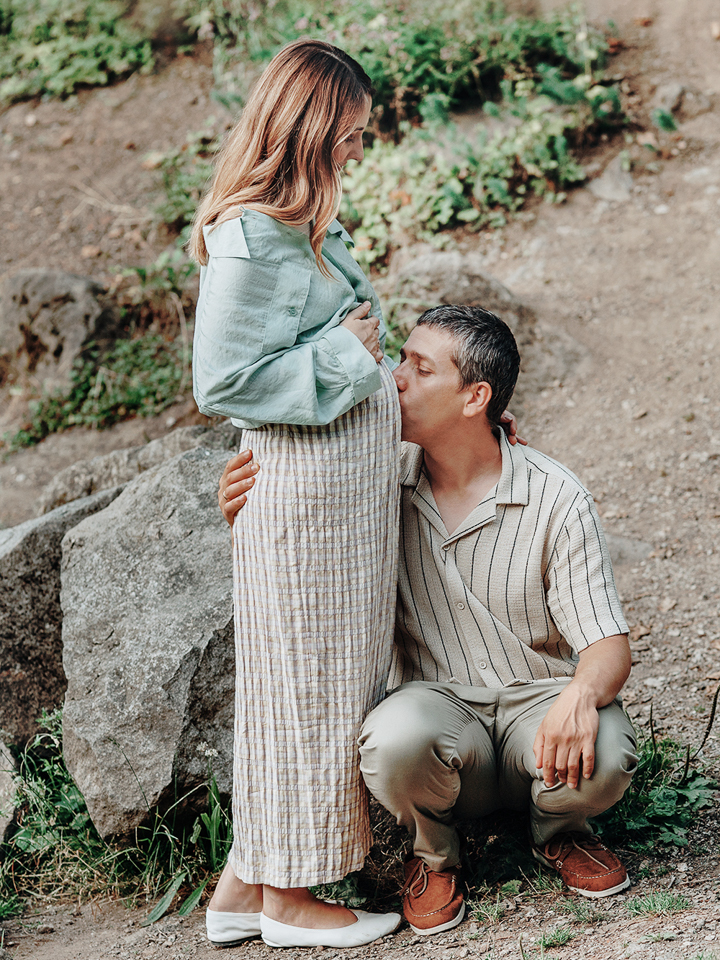 Familienfotoshooting am Waldsee – schwangere Mutter mit Vater genießen den Moment