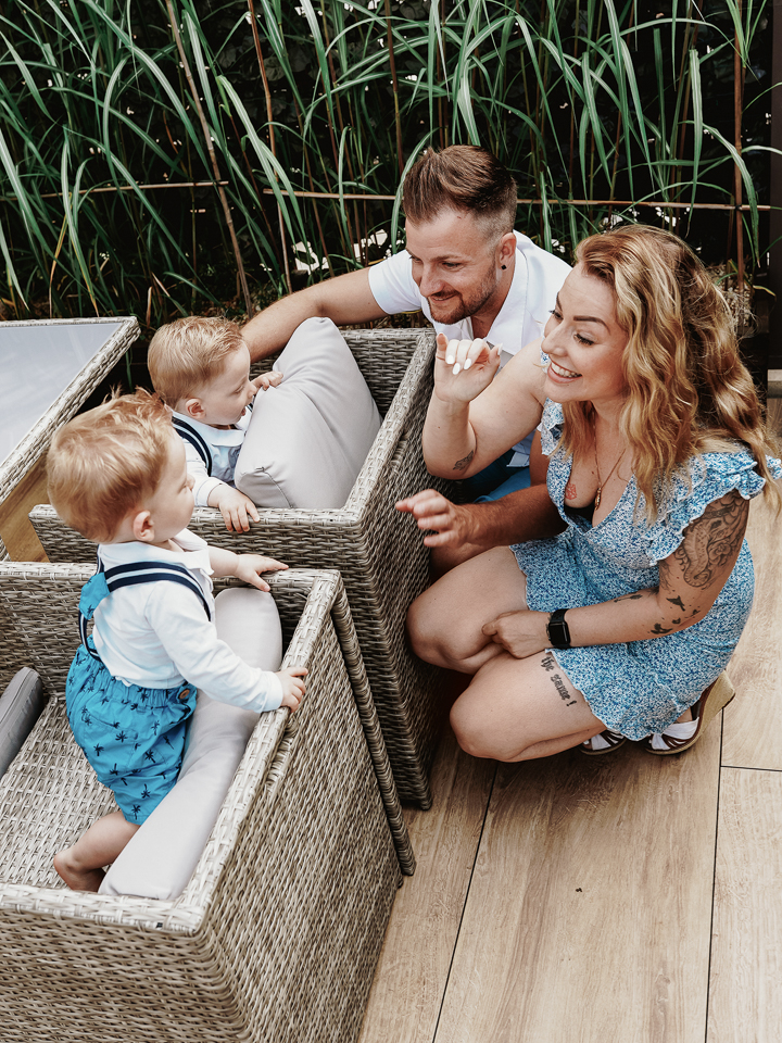 Zwei Geschwister im Garten – Eltern und Kinder während eines Familienfotoshootings