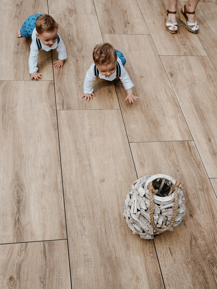 Geschwister-Fotoshooting – Zwei Kinder und ihre Eltern im familiären Zuhause