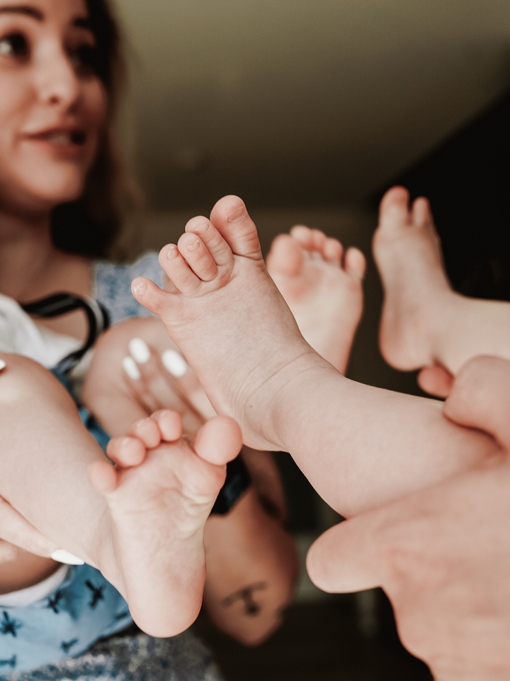 Familienfotoshooting im Wohnzimmer – Zwei Kinder mit ihren Eltern in einer entspannten, warmen Atmosphäre