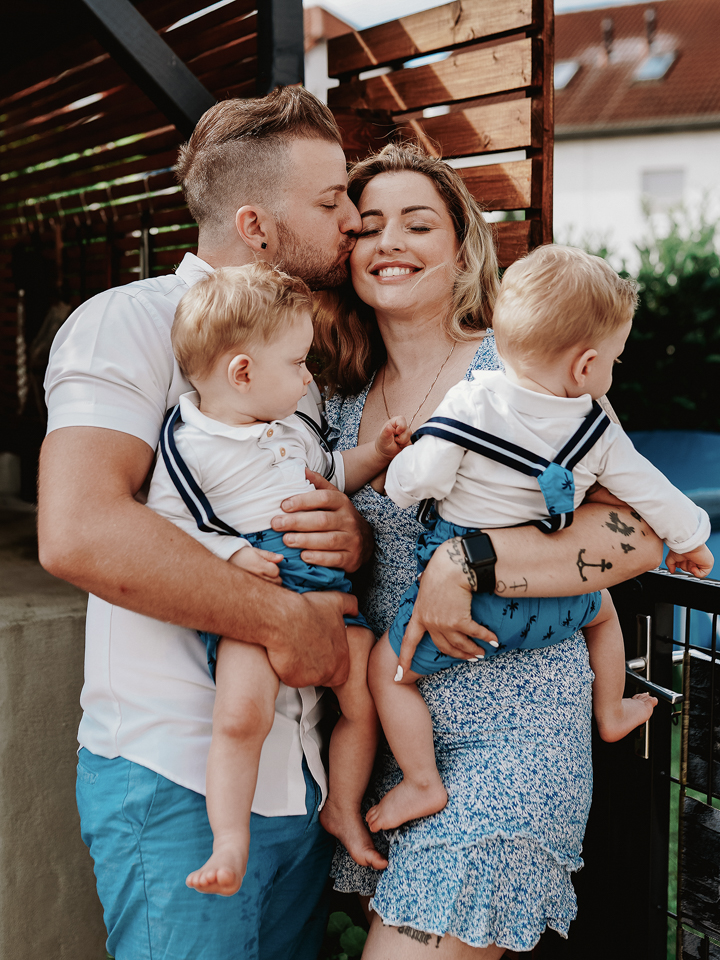 Familienfotoshooting zu Hause – Zwei Geschwister und Eltern in einem modernen, stilvollen Wohnzimmer