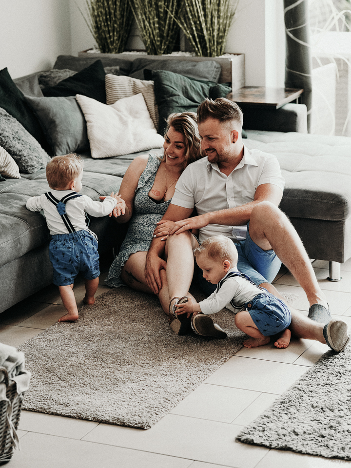 Zwei Geschwister mit Eltern – Familienfotoshooting im gemütlichen Wohnzimmer