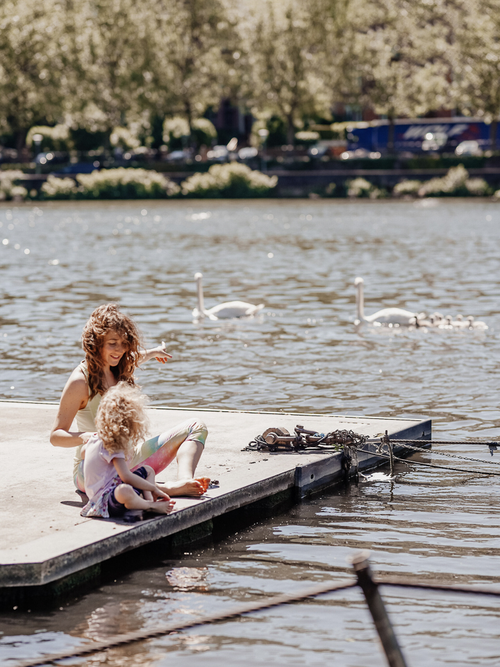 Mutter und Tochter rennen über die Wiese – natürliches Fotoshooting ohne Posenstress und ohne Künstlichkeit