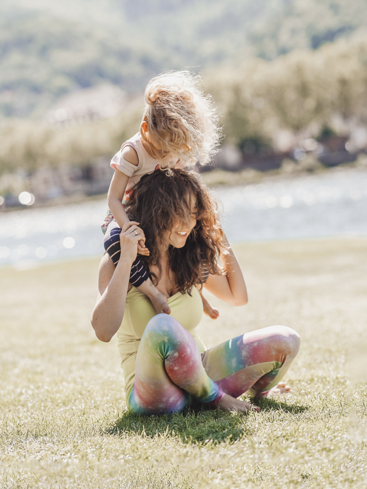 Spontanes Familienfotoshooting – Mutter und Tochter auf der Wiese rennen, lachend und ohne Posenstress