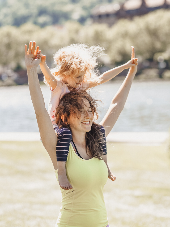 Mutter und Tochter auf der Wiese spielen und rennen – entspanntes Familienfotoshooting ohne Posenstress