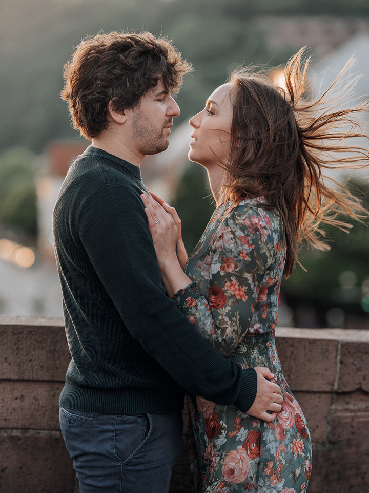 Verliebtes Paar auf der Alten Brücke – Romantisches Fotoshooting bei Sonnenaufgang in Heidelberg